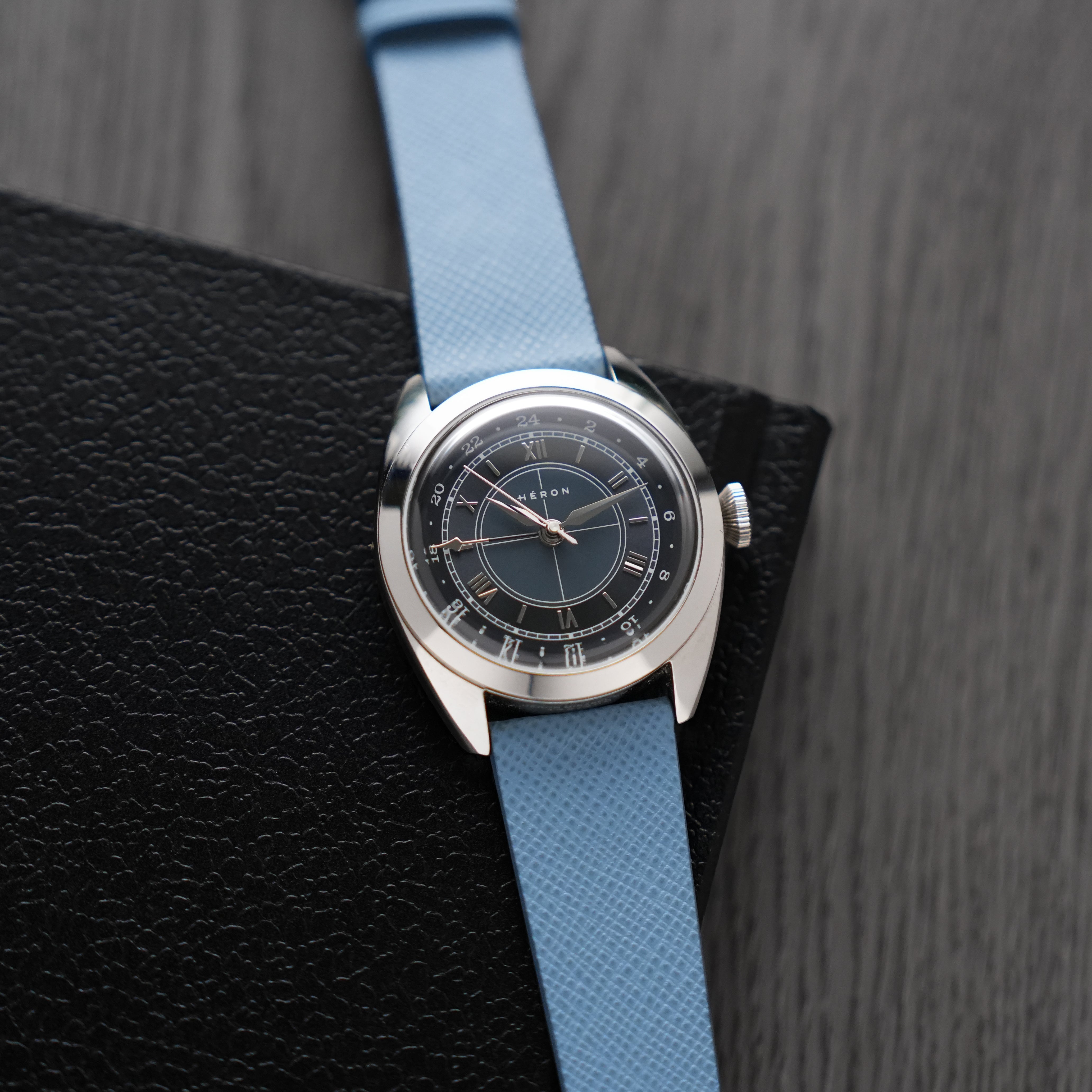 SAFFIANO STITCHLESS | LIGHT BLUE