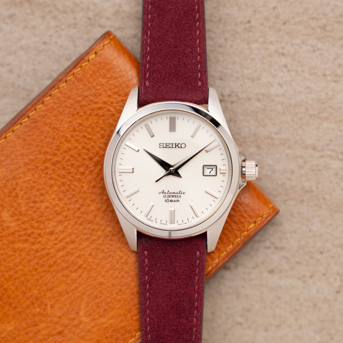 ALCANTARA | BURGUNDY