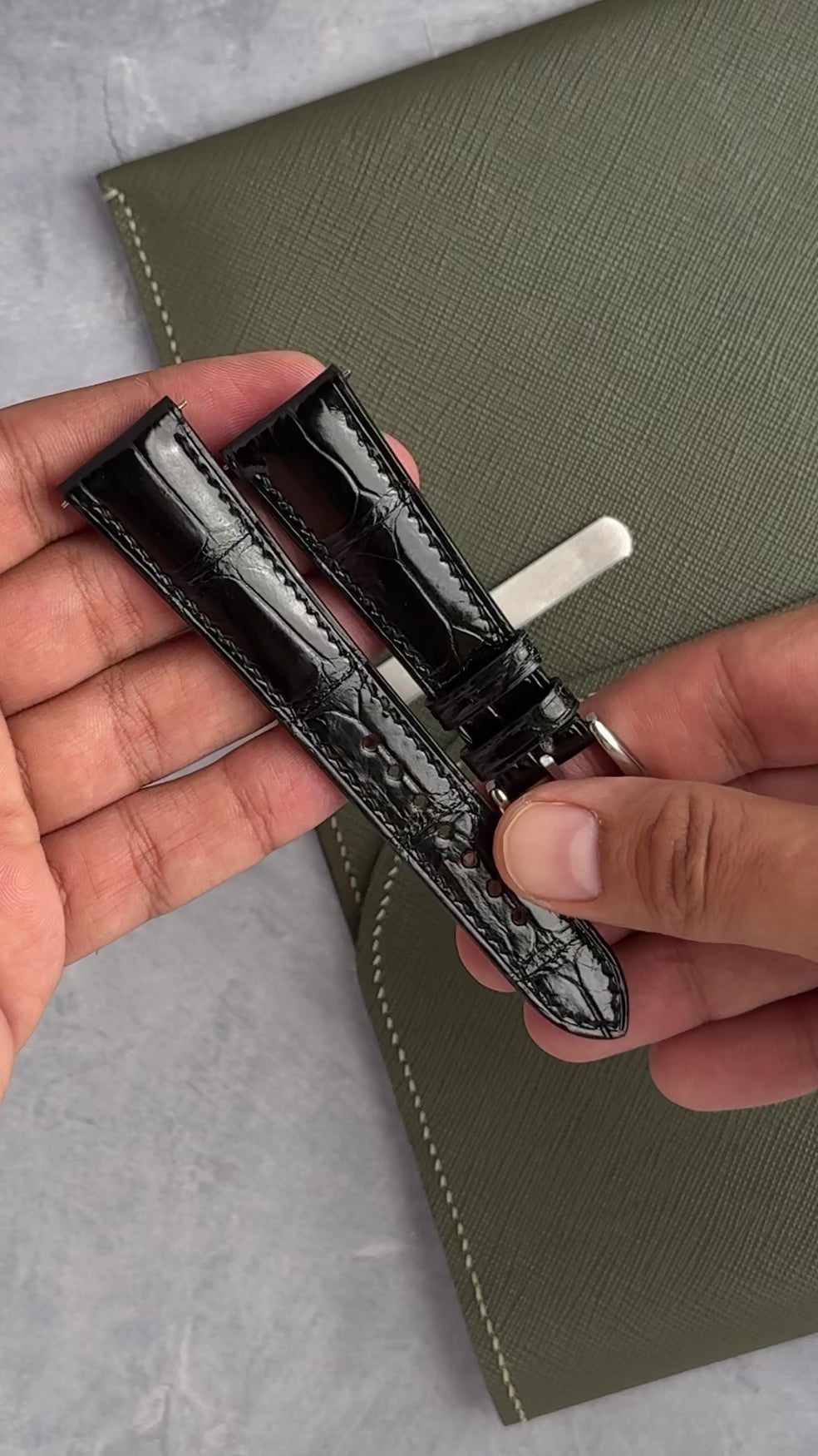 Load video: ALLIGATOR | GLOSSY BLACK